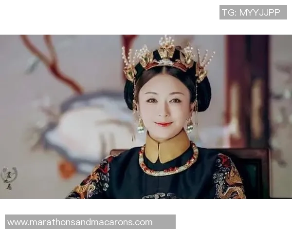 秦岚与足球明星亲密合影展现运动魅力与时尚风采的精彩瞬间